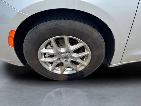 Used 2024 Chrysler Pacifica Touring-L FWD image 30