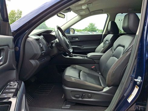 Used 2025 Nissan Pathfinder SL AWD/4WD image 15