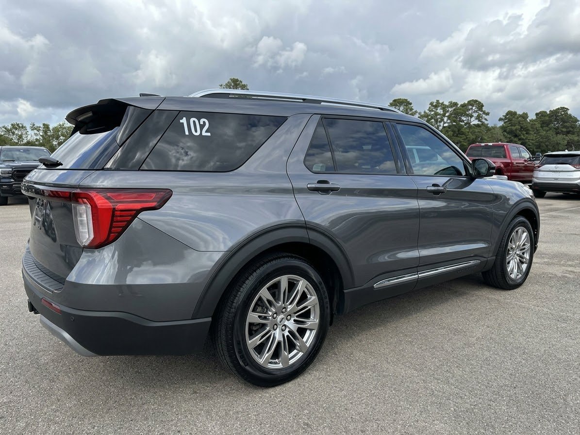 Used 2025 Ford Explorer Platinum RWD image 4