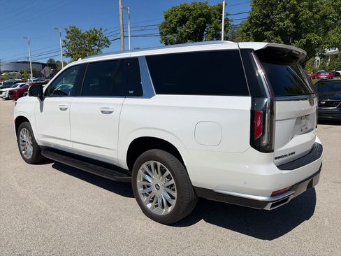 Used 2023 Cadillac Escalade ESV Premium Luxury AWD/4WD image 2