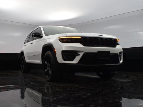 Used 2023 Jeep Grand Cherokee Altitude image 17