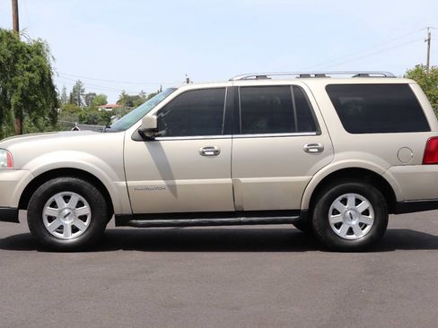 Used 2006 Lincoln Navigator Luxury RWD image 5