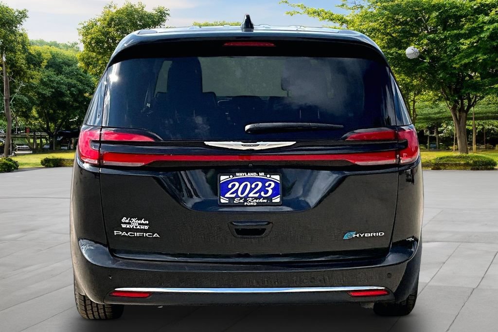 Used 2023 Chrysler Pacifica Touring-L FWD image 4