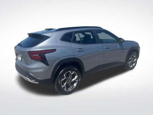 Used 2025 Chevrolet Trax LT w/ LT Convenience Package FWD image 8