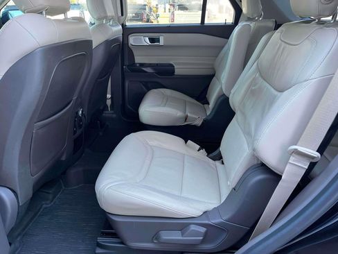 Used 2020 Ford Explorer Platinum w/ Premium Technology Package image 16