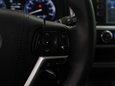 Used 2017 Toyota Highlander XLE image 19