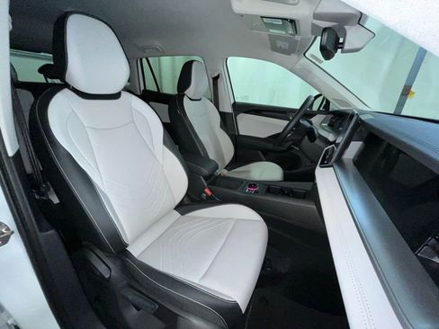 Certified 2025 Volkswagen Tiguan SE image 13