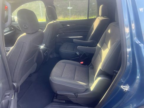 Used 2025 Chevrolet Traverse LT image 13