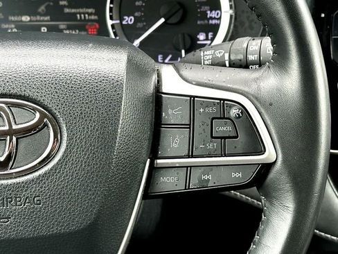 Used 2024 Toyota Highlander LE image 24