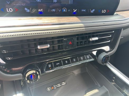 Used 2025 Chevrolet Suburban Z71 AWD/4WD image 31