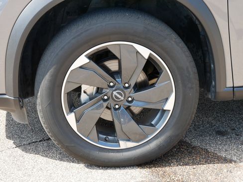 Used 2024 Nissan Rogue SV image 9