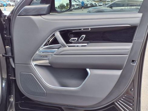 Used 2025 Land Rover Range Rover Long Wheelbase SE image 12