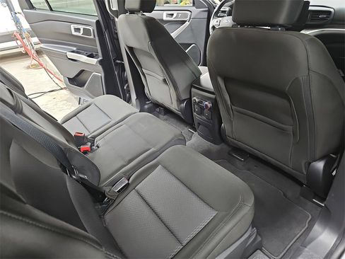 Used 2022 Ford Explorer XLT image 11