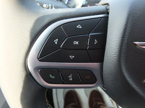 Used 2024 Chrysler Pacifica Touring-L image 21