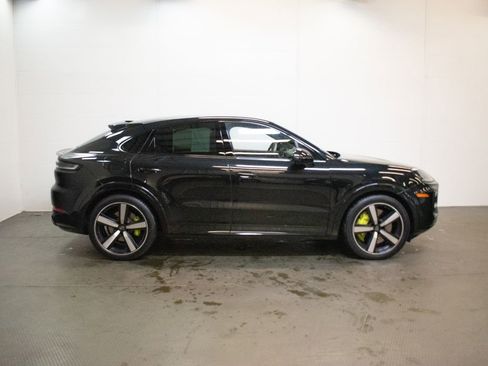 Certified 2025 Porsche Cayenne Turbo AWD/4WD image 9