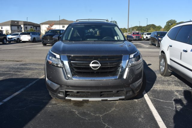 Used 2024 Nissan Pathfinder Platinum FWD image 2