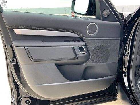 Used 2025 Land Rover Discovery Dynamic SE image 28