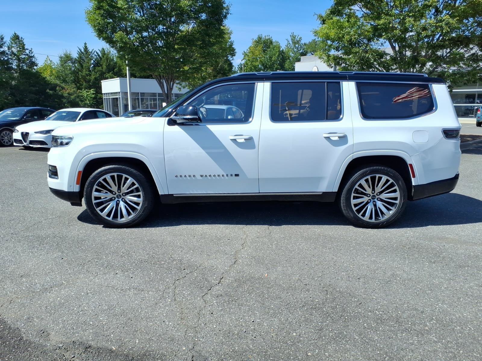 Used 2023 Jeep Grand Wagoneer Series III AWD/4WD image 3