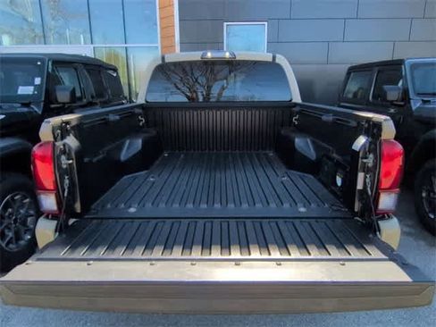 Used 2019 Toyota Tacoma TRD Sport image 34