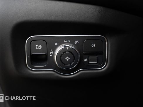 Used 2021 Aston Martin V8 Vantage Roadster image 27