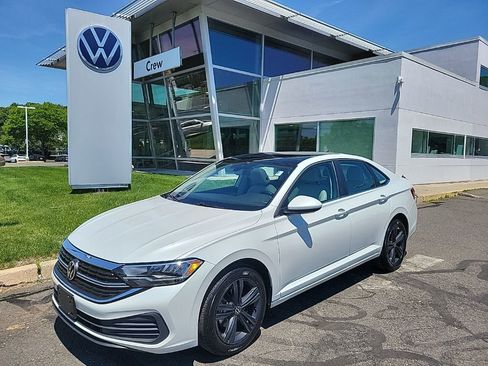 Certified 2024 Volkswagen Jetta SE w/ Panoramic Sunroof Package FWD image 1