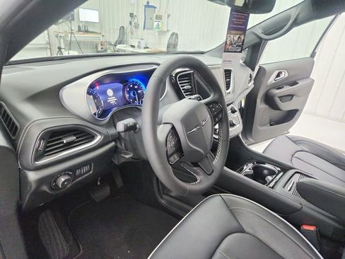 New 2026 Chrysler Pacifica Limited w/ S Appearance Package FWD image 10