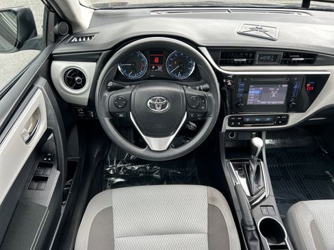 Used 2018 Toyota Corolla LE FWD image 2