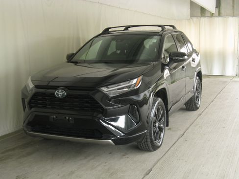Used 2022 Toyota RAV4 SE w/ SE Grade Weather Package image 19