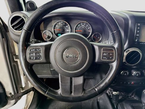 Used 2012 Jeep Wrangler Unlimited Sahara w/ Connectivity Group AWD/4WD image 12