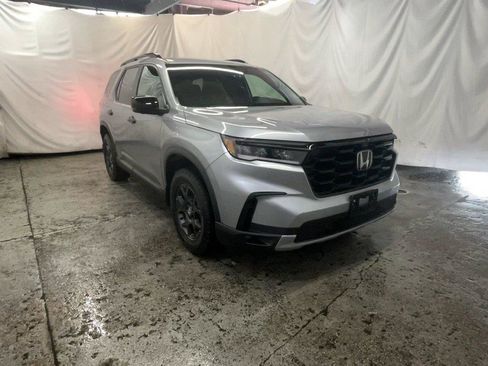 Used 2025 Honda Pilot TrailSport image 1