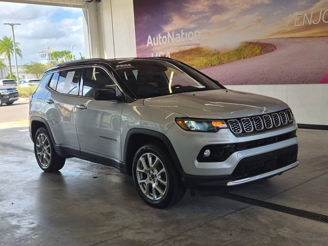 Used 2025 Jeep Compass Limited AWD/4WD image 3