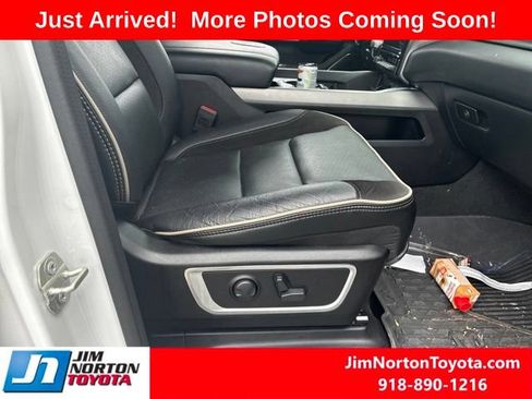 Used 2024 RAM 1500 Laramie AWD/4WD image 12