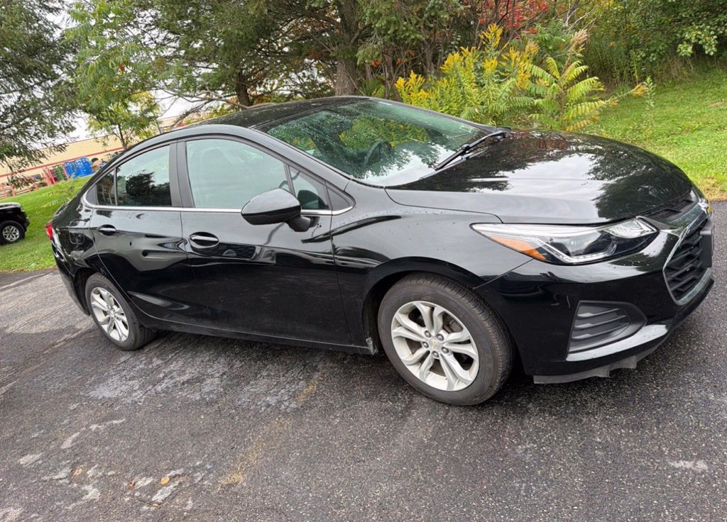 Used 2019 Chevrolet Cruze LT w/ Convenience Package FWD image 3