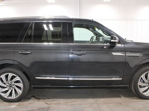 Used 2023 Lincoln Navigator Reserve AWD/4WD image 11