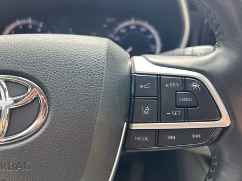 Used 2023 Toyota Highlander XLE FWD image 25