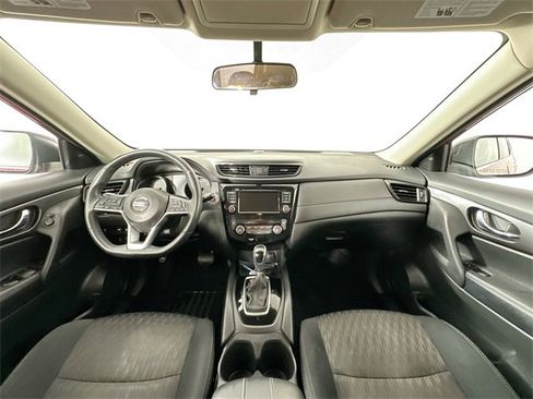 Used 2018 Nissan Rogue SV image 3