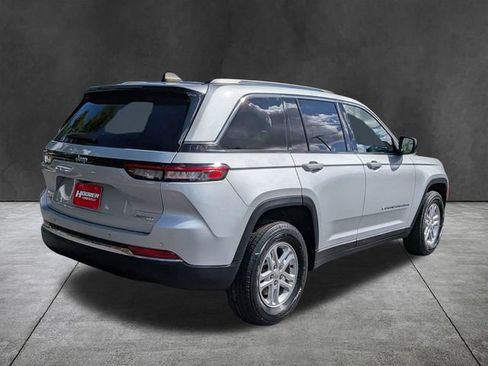 Used 2024 Jeep Grand Cherokee Laredo RWD image 5