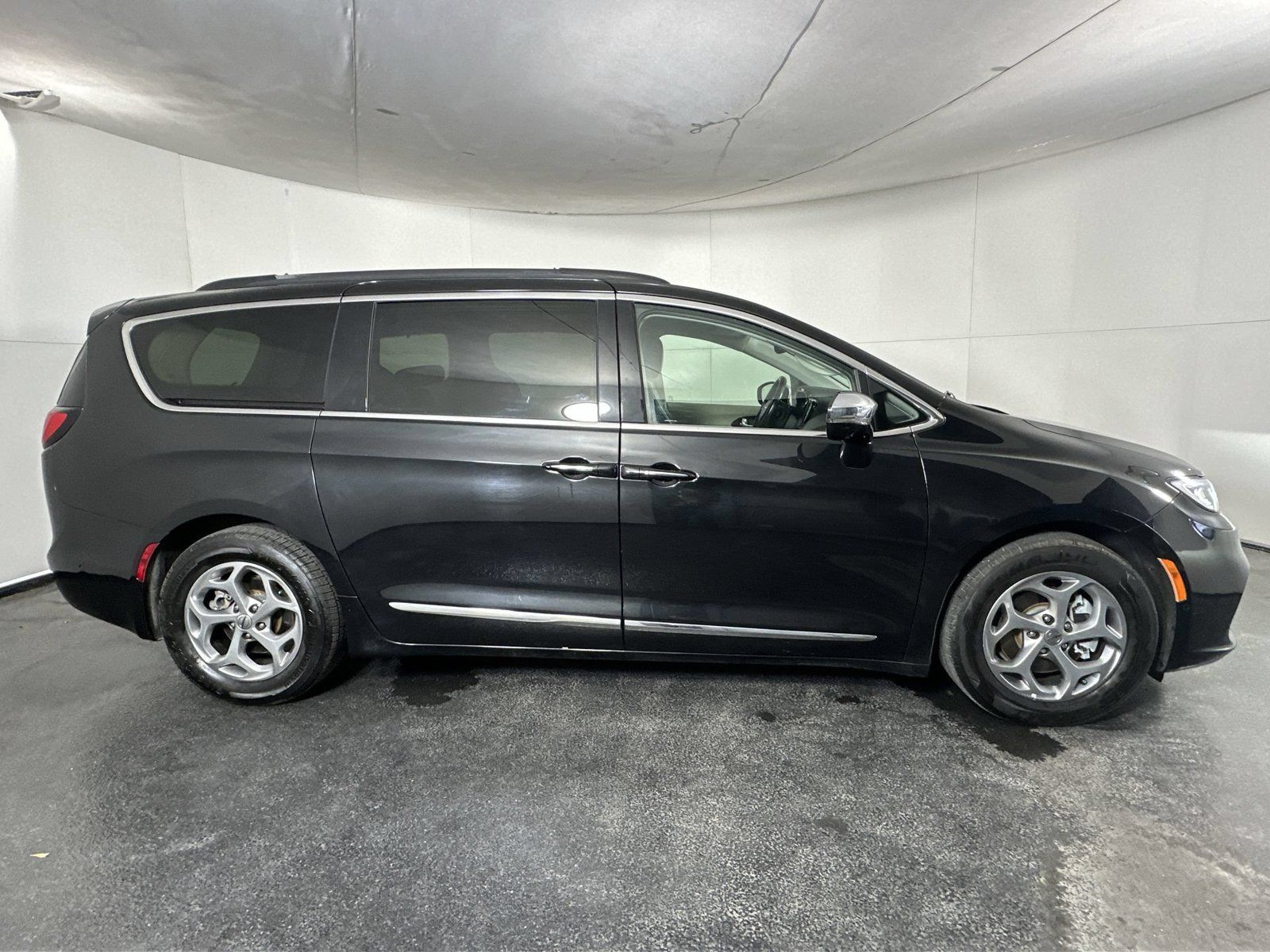 Used 2022 Chrysler Pacifica Limited FWD image 9