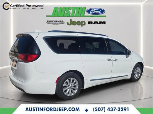Certified 2018 Chrysler Pacifica Touring-L FWD image 5