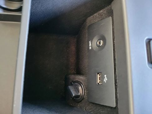 Used 2018 Ford Taurus SE image 16