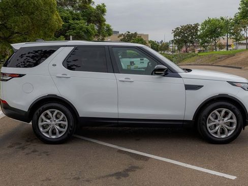 Used 2019 Land Rover Discovery SE image 3
