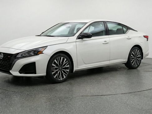 Used 2025 Nissan Altima 2.5 SV FWD image 3