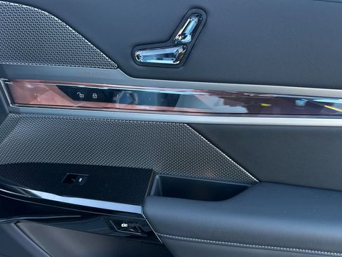 New 2026 BMW 750e xDrive w/ Executive Package image 18