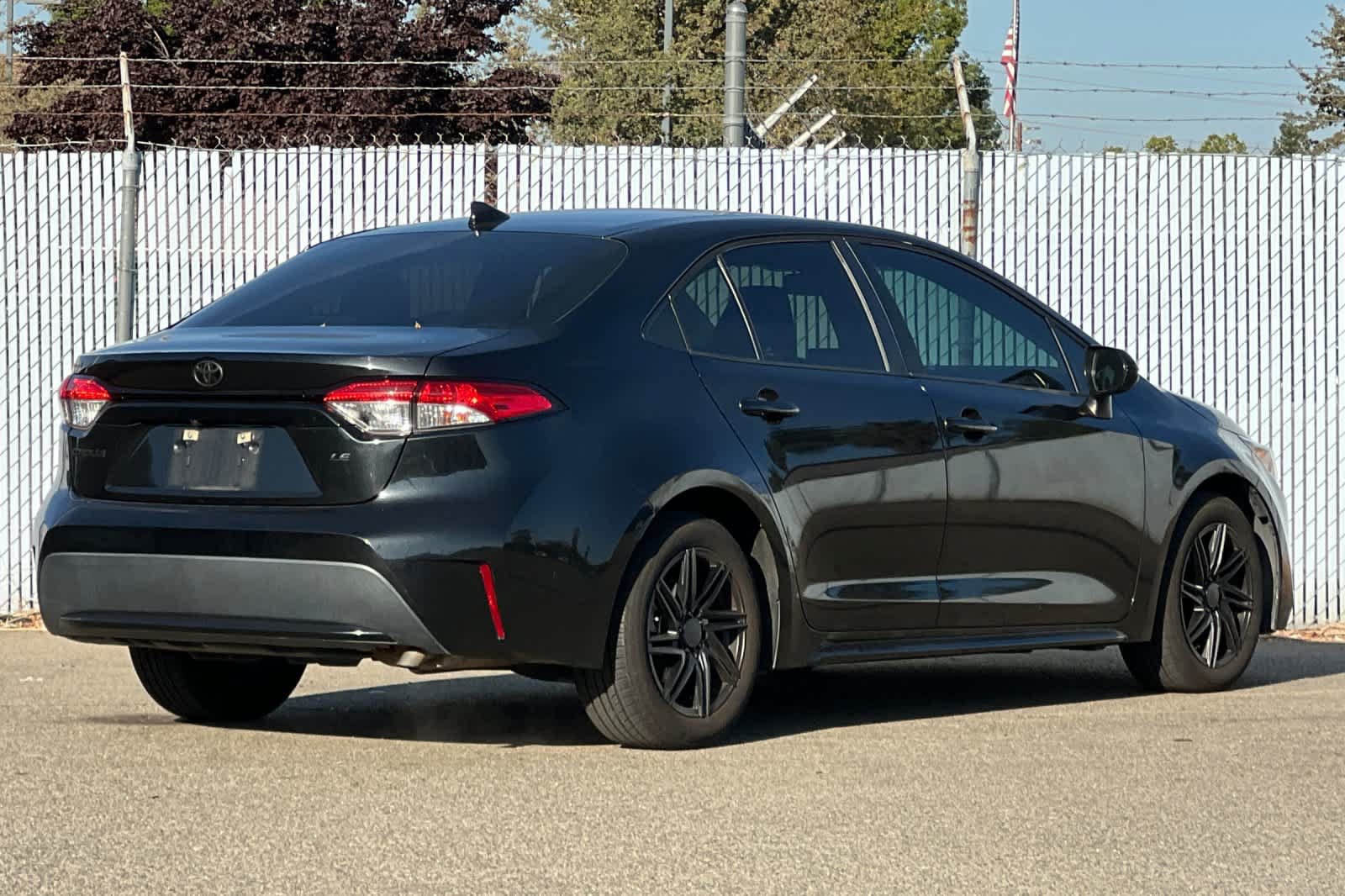 Used 2020 Toyota Corolla LE FWD image 3