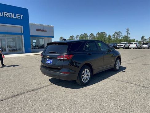 Used 2023 Chevrolet Equinox LS w/ LS Convenience Package AWD/4WD image 2