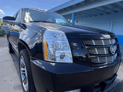 Used 2013 Cadillac Escalade ESV Premium image 1