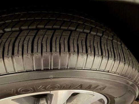 Used 2023 Chrysler Pacifica Touring-L FWD image 11