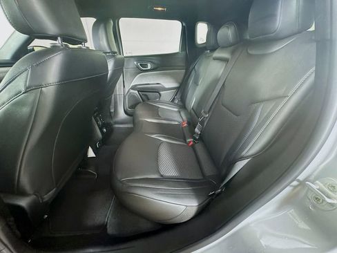 Used 2025 Jeep Compass Latitude image 27