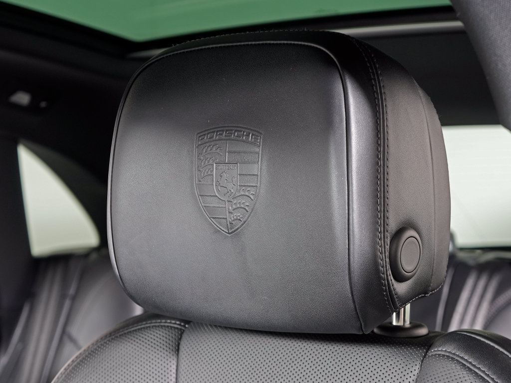 Certified 2025 Porsche Macan w/ Premium Package Plus AWD/4WD image 23