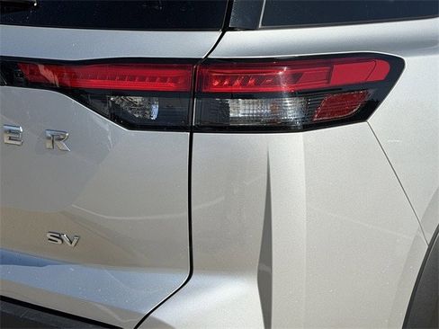 Used 2024 Nissan Pathfinder SV image 6